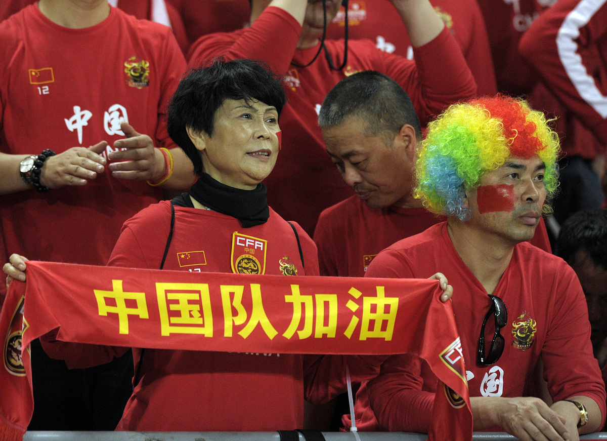 包含中国台北战神队啦啦队员为球队加油，与球迷互动活跃气氛的词条