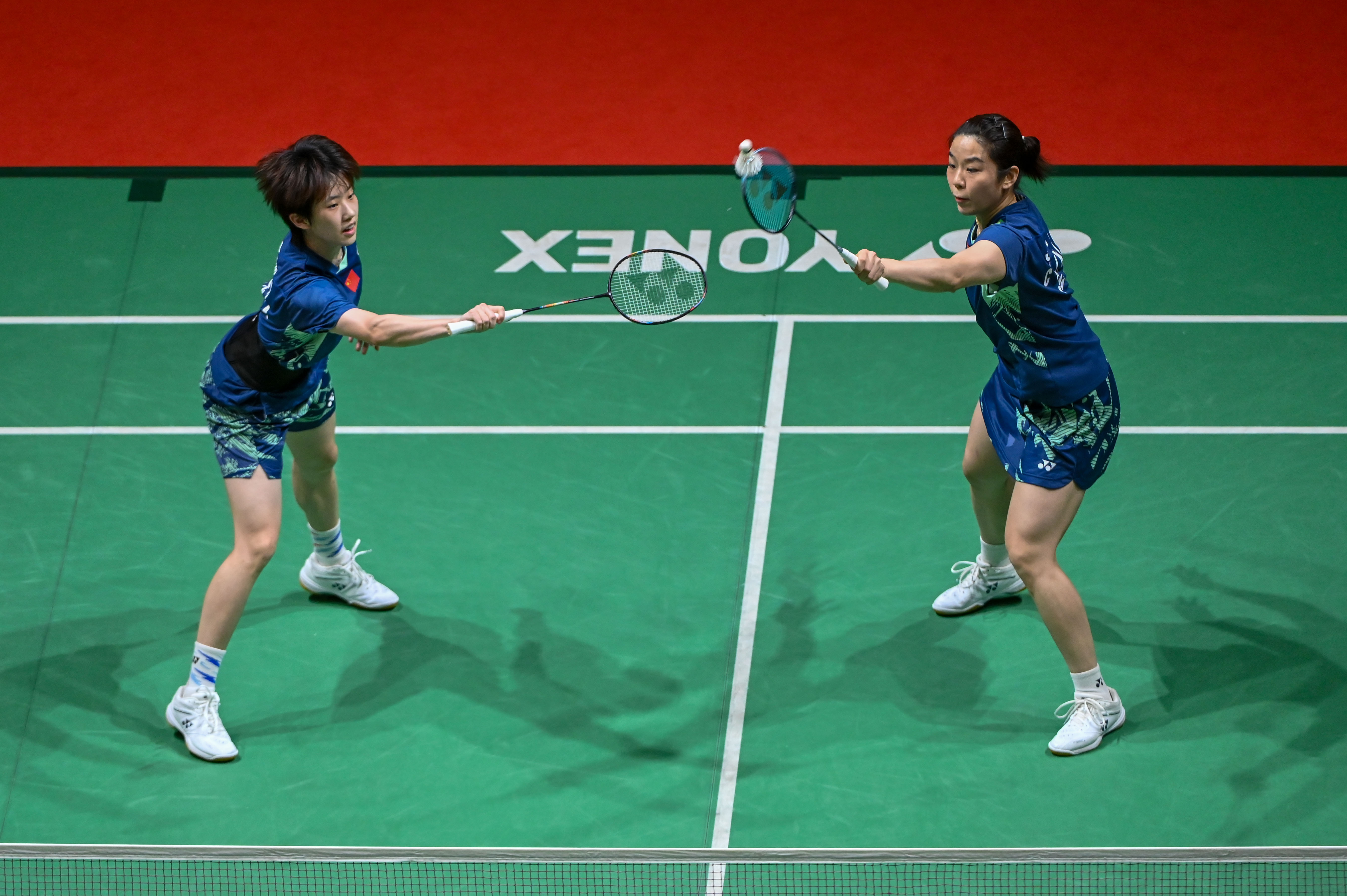 精彩对决！女子羽毛球双打，双雄争霸引爆观众
